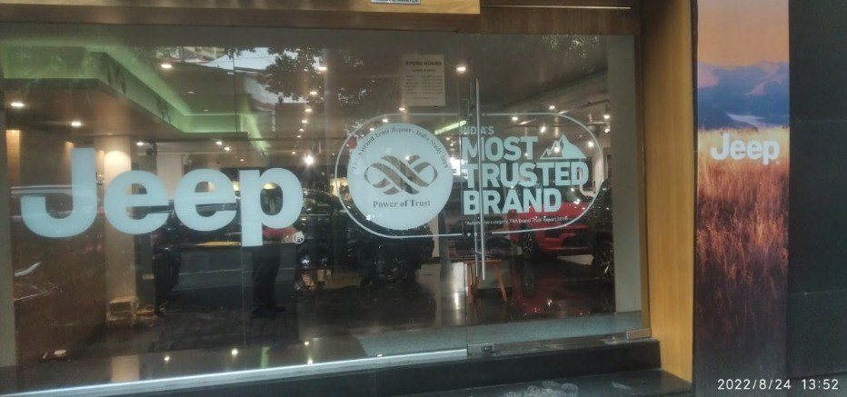 Jeep, Showroom glass